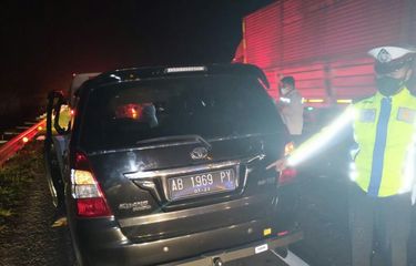 Petugas melakukan evakuasi mobil yang yang ditumpangi Dekan Fakultas Peternakan UGM yang kecelakaan di kilometer 113 tol Cipali, Kamis (4/11/2021).(Dok Unit Laka Lantas Polres Subang)