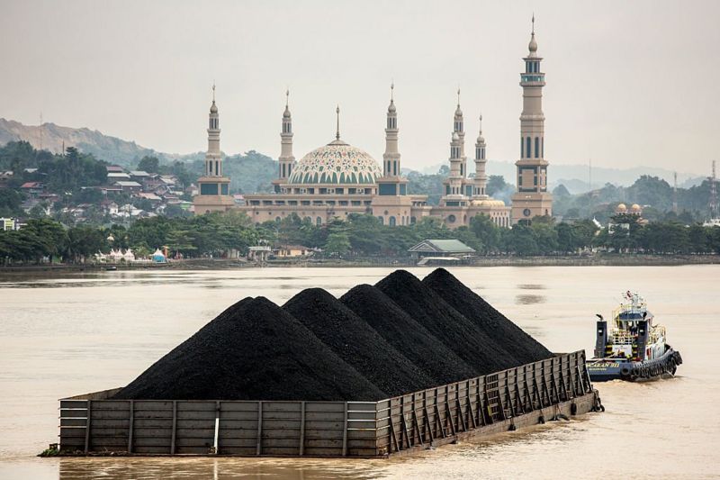 Kapal tongkang batu bara di Samarinda, Kalimantan Timur.(Ist) 