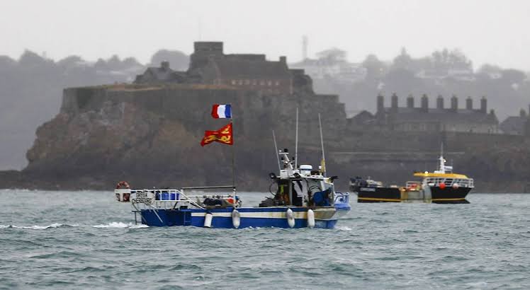 Kapal-kapal nelayan Prancis berlayar di dekat pelabuhan Saint Helier, Pulau Jersey milik Inggris. Foto: voaindonesia.com.