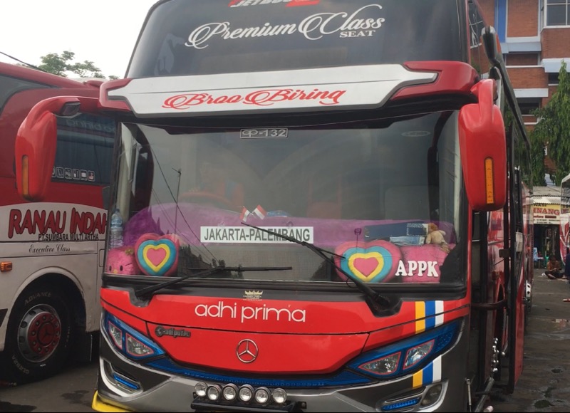 Bus Adhi Prima Bekasi-Palembang di Terminal Bekasi, Kamis (4/11/2021). Foto: BeritaTrans.com.