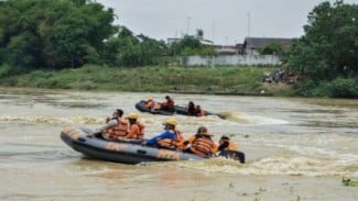 Tim SAR melakukan pencarian korban perahu penyeberangan yang terbalik di Sungai Bengawan Solo, Bojonegoro, Jawa Timur.