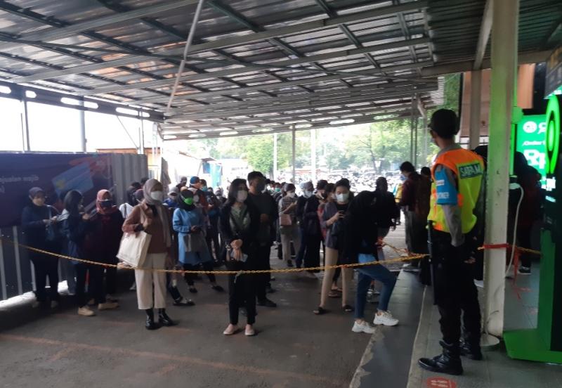 Barisan antrean calon penumpang KRL di Stasiun Bekasi, Jumat (5/11/2021) pagi.
