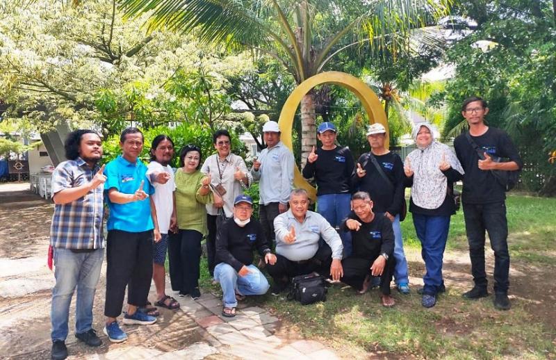 Tim angler  BeritaTrans.com foto bersama para suporter mancing di depan hotel Q Mayangan, Kecamatan Legon Kulon, Kabupaten Subang. (Foto Dian)      