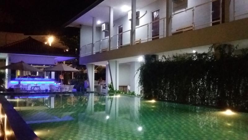 Fasilitas kolam renang yang berada di dalam lingkungan hotel tersedia untuk memanjakan pengunjung. (Taryani)