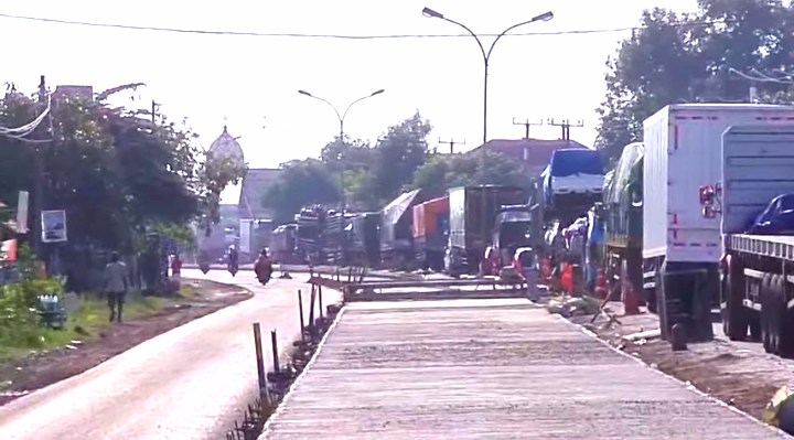 Arus lalu-lintas kendaraan menumpuk di lokasi pengecoran jalan Pantura di dua wilayah yaitu Kecamatan Losarang dan Patrol, Indramayu, Jabar.(Taryani)