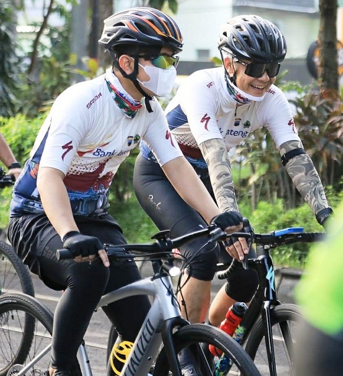 Gubernur Jawa Tengah,  Ganjar Pranowo dan Wali Kota Salatiga, Gibran kompak gowes sepeda Tour de Borobudur. (Ist.)