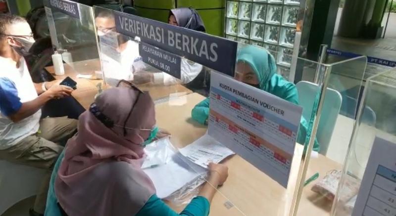 Pelayanan tiket gratis bagi nakes dan guru dalam menyambut hari pahlawan nasional oleh PT KAI. (Foto:Humas KAI Daop 1 Jakarta)