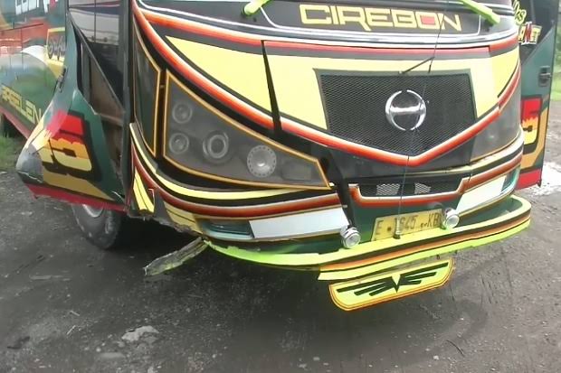 Seorang penumpang terpental keluar dari bus yang balapan dengan truk kontainer di Jalur Pantura Subang, Jawa Barat. Sabtu pagi (6/11/2021). Foto: sindonews.com.