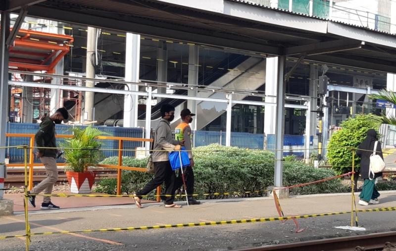 Penumpang KRL dituntun oleh petugas saat hendak masuk ke Stasiun Bekasi, Jawa Barat, pada Ahad (7/11/2021).