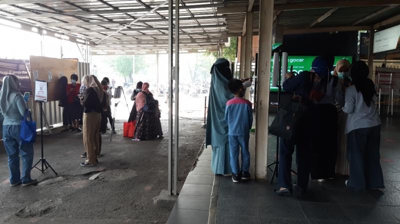 Penumpang KRL melalukan scan kode QR di selatan Stasiun Bekasi, Ahad (7/11/2021).