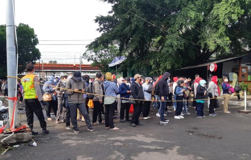 Antrean penumpang KRL di Stasiun Bekasi, Jawa Barat, Senin (8/11/2021).