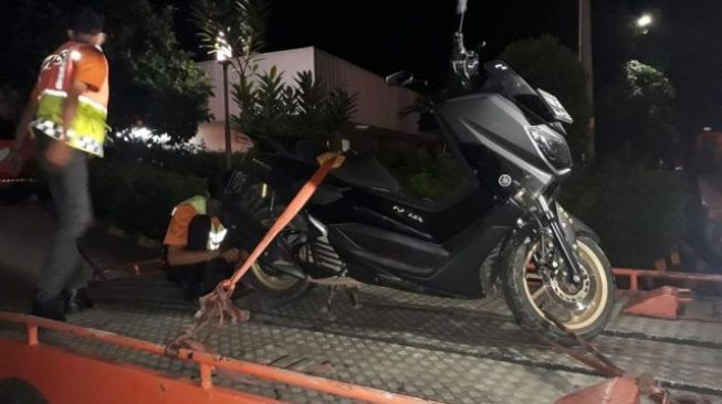 Motor Yamaha NMAX yang melaju di Tol Tangerang-Merak ditilang petugas, Minggu (7/11/2021) malam. (Ist)