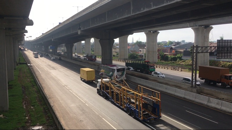 Tol Bekasi Timur di kedua arah ramai lancar dari kendaraan, Senin (8/11/2021). Foto: BeritaTrans.com.