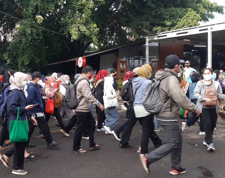 Penumpang KRL berjalan setelah dibukakan penyekatan oleh petugas di Stasiun Bekasi, Jawa Barat, Senin (8/11/2021).