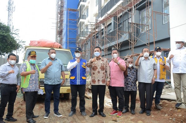 Komisi V DPR RI yang dipimpin Andi Iwan Darmawan Aras, Kamis (4/11/2021) mengunjungi pembangunan Rumah Susun ASN  di Citeureup, Kabupaten Bogor, Jawa Barat. (Ist.)
