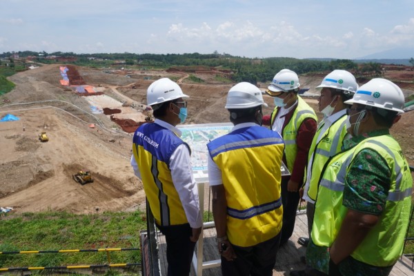 Komisi V DPR RI dipimpin Bambang Hermanto meninjau pembangunan Bendungan Sadawarna di Kabupaten Subang, Jawa Barat. (Ist.)