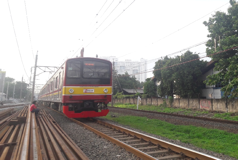 KRL melintas di jalur. (Foto:Istimewa)