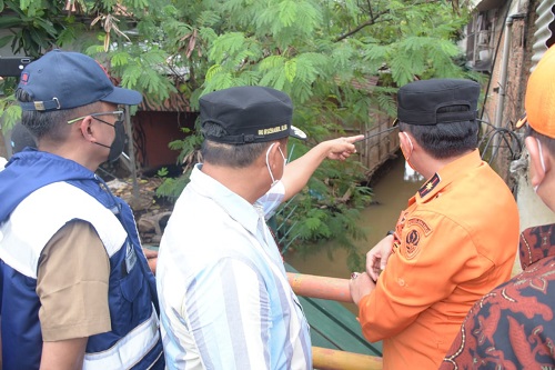 Wagub Jabar, Uu Ruzhanul Ulum saat meninjau kawasan Kali Cakung. (Ist.)