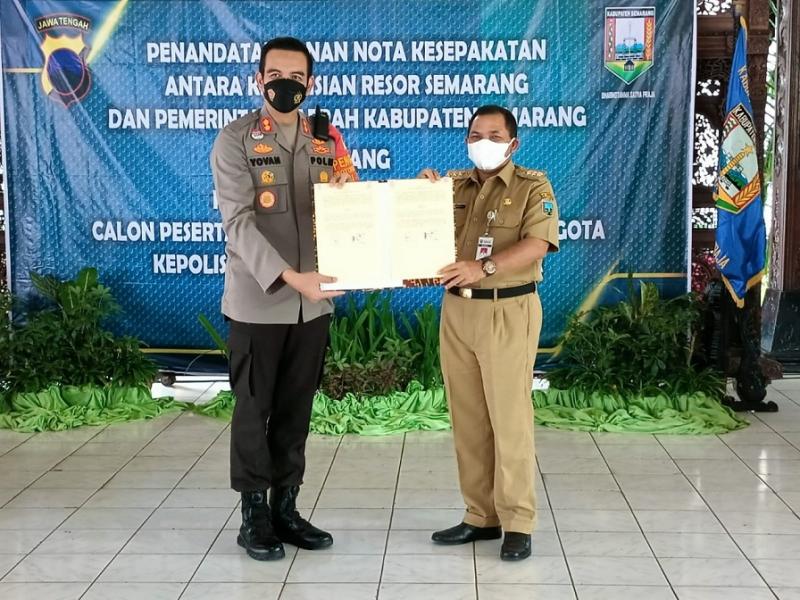 Kapolres Semarang,  AKBP Yovan Fatika Handhiska Aprilaya dan Bupati Semarang,  Ngesti Nugraha menunjukkan Nota Kesepakatan yang ditandatangani bersama. (Ist.)