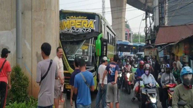 Bus Luragung tabrak tiang beton fly over di Cipulir, Jakarta Selatan, Selasa (9/11/2021). Foto: ist.