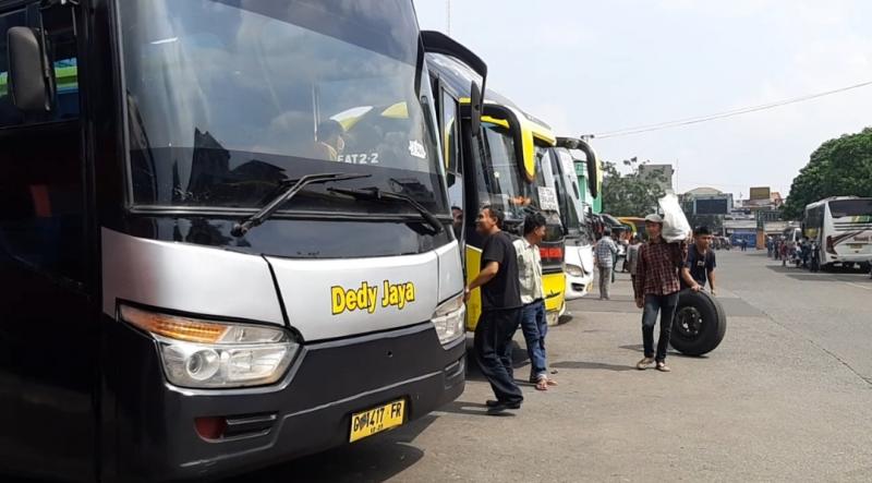 Bus terparkir mananti keberangkatan penumpang di Terminal Bekasi, Jawa Barat, Selasa (9/11/2021)