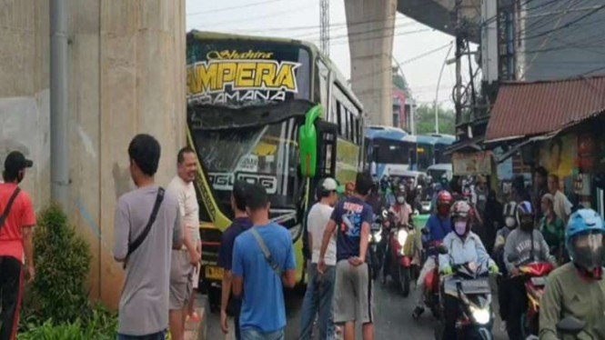 Bus luragung menabrak tiang penyangga fly over di Cipulir, Jakarta Selatan. Foto: ist.