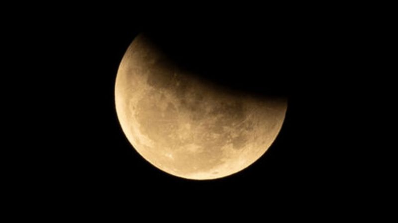 Gerhana bulan total yang terjadi pada Mei 2021 tampak di Surabaya.