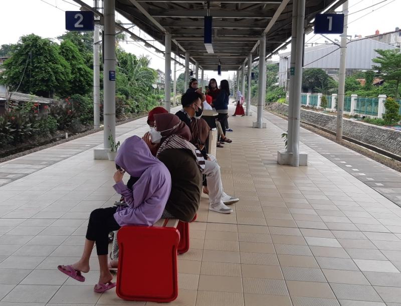 Suasana di Stasiun Bekasi Timur, penumpang menanti KRL tiba untuk arah JakartaKota maupun arah Stasiun Cikarang pada Rabu (10/11/2021).