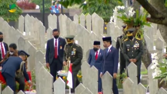 Presiden Jokowi dan Wakil Presiden Ma`ruf Amin menuju ke pemakaman pahlawan untuk menaburkan bunga. 