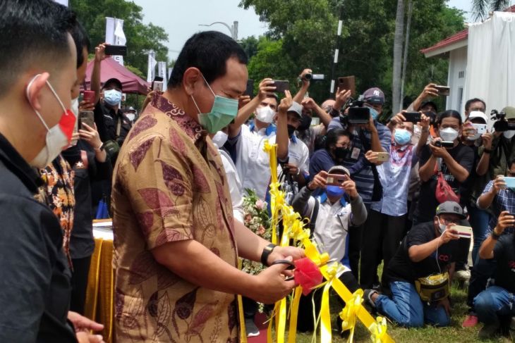Tommy Soeharto melakukan gunting pita tanda diresmikannya Depo Logistik Terpadu Dawuan di Dawuan, Karawang, Jawa Barat.