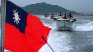Kapal cepat militer yang mengibarkan bendera Taiwan pada 16 Juli berpatroli di perairan di sekitar pos pertahanan garis depan Taiwan, Pulau Jinmen, yang terletak hanya beberapa kilometer dari China. Foto: voaindonesia.com.