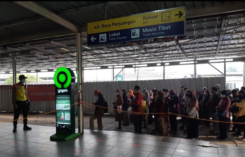 Stasiun Bekasi menyediakan layanan Gojek sebagai moda penerus transportasi. (Foto:Istimewa) 