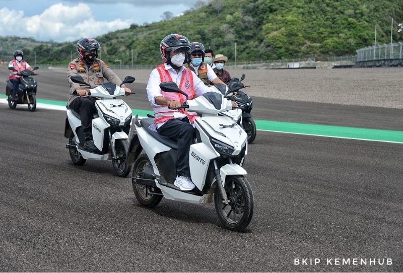 Menhub bareng Kapolda NTB kendarai motor di area Sirkuit Mandalika