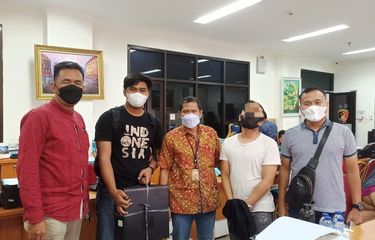 Pelaku pinjol yang meneror korbannya saat diamankan petugas Ditreskrimsus Polda Riau, Kamis (11/11/2021).(Dok. Polda Riau)