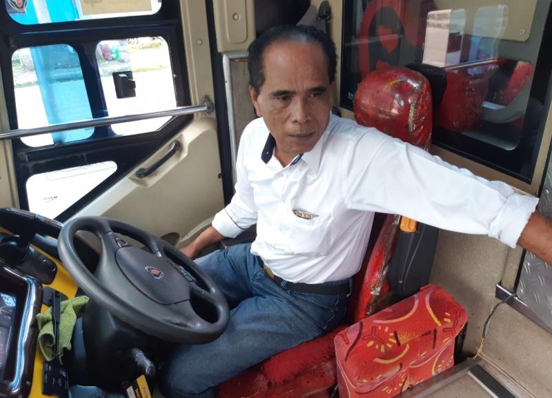 Sitanggang (58 tahun) pengemudi bus Sempati Star jurusan Jakarta-Medan. 