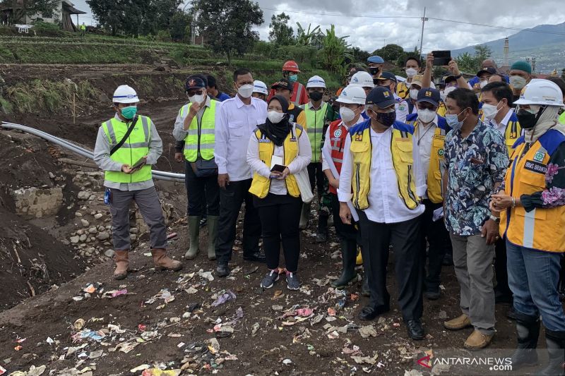 Menteri Pekerjaan Umum dan Perumahan Rakyat (PUPR) Basuki Hadimuljono (ketiga kanan) meninjau dampak banjir bandang di Dusun Sambong, Desa Bulukerto, Kecamatan Bumiaji, Kota Batu, Provinsi Jawa Timur.