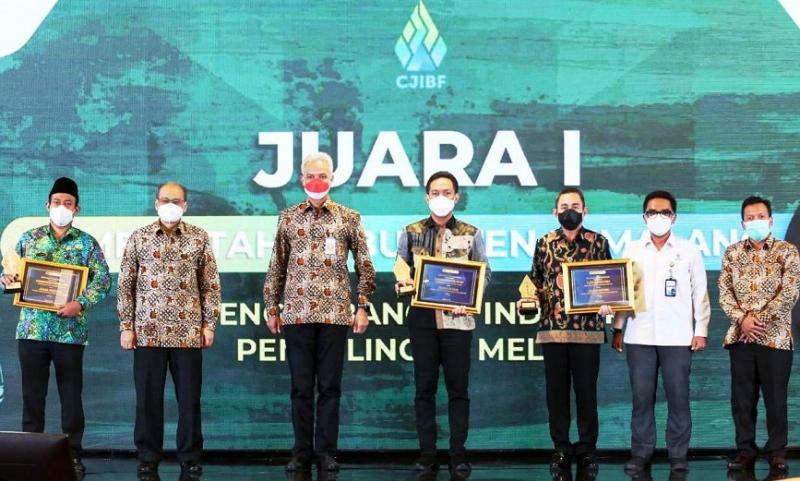 Gubernur Ganjar Pranowo memberikan piagam penghargaan kepada sejumlah perusahaan di di Jawa Tengah. (Ist.) 