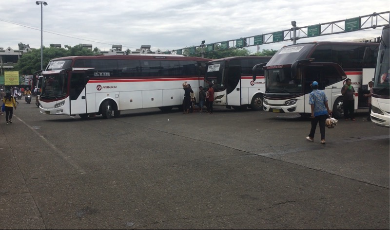 Bus antarkota di area keberangkatan Terminal Bekasi, Kamis (11/11/2021). Foto: BeritaTrans.com.