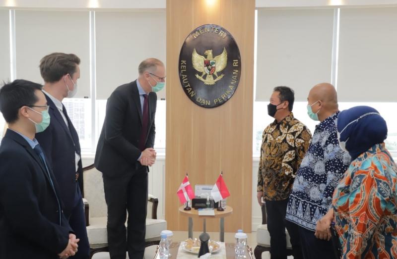 Dalam pertemuan Pemerintah Indonesia, dengan Duta Besar Denmark HE Mr. Lars Bo Larsen, Menteri Kelautan dan Perikanan Sakti Wahyu Trenggono menyampaikan tiga inisiasi program untuk memperkuat kerja sama sektor kelautan dan perikanan. 