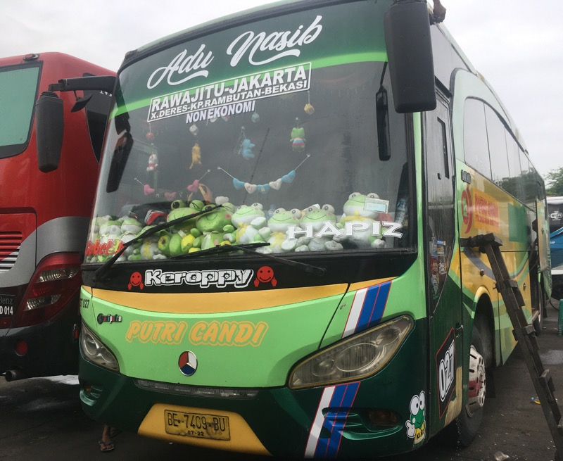 Bus Putri Candi tujuan Rawajitu-Bekasi di Terminal Bekasi, Kamis (11/11/2021). Foto: BeritaTrans.com.