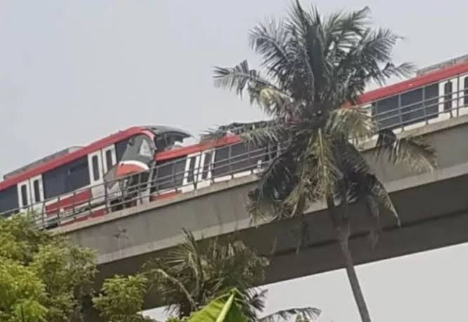 PT INKA membenarkan kecelakaan yang menimpa sebuah kereta Light Rail Transit (LRT) di kawasan Munjul, Cipayung, Jakarta Timur, Senin (25/10/2021).
