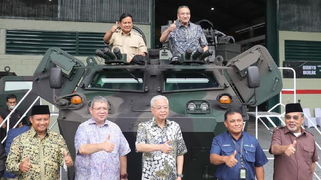 Menhan Prabowo bersama Perdana Menteri (PM) Malaysia, Dato` Sri Ismail Sabri Yaakob dan Menteri Pertahanan Malaysia, Dato` Seri Hishammuddin Hussein mengunjungi inhan dalam negeri PT Pindad. 