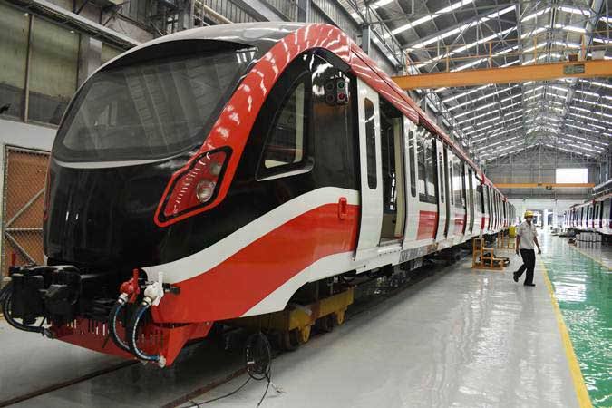 Pekerja menyelesaikan pembuatan kereta Light Rail Transit (LRT) di PT Industri Kereta Api (Inka) Madiun, Jawa Timur, Rabu (10/4/2019).