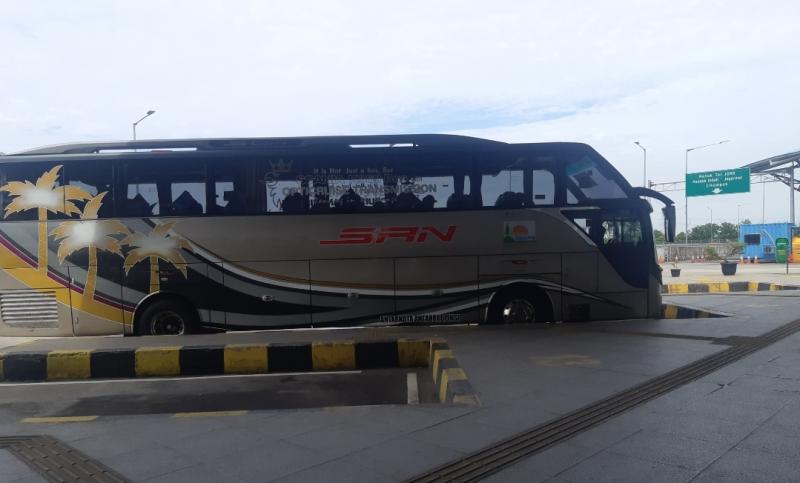 Bus AKAP menaikkan penumpang di Terminal Pulo Gebang, Jakarta Timur, Jumat (12/11/2021).