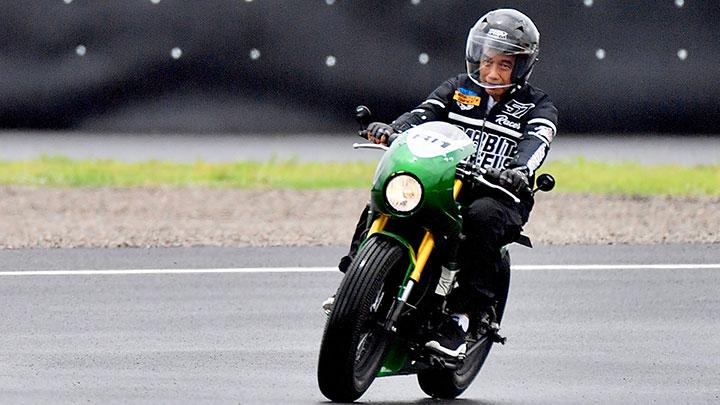 Presiden Joko Widodo mengendarai sepeda motor custom Kawasaki W175 saat mencoba lintasan Pertamina Mandalika International Street Circuit di KEK Mandalika, Praya, Lombok Tengah, NTB, Jumat 12 November 2021. ANTARA FOTO/Setpres/Agus Suparto/Handout