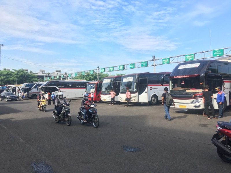 Bus antarkota di area keberangkatan Terminal Bekasi, Jumat (12/11/2021) pagi. Foto: BeritaTrans.com.