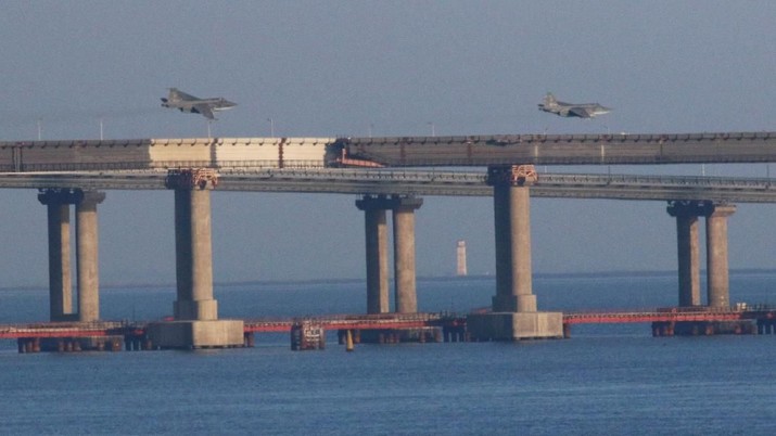 Pesawat tempur jet Rusia terbang di atas jembatan yang menghubungkan daratan Rusia dengan Semenanjung Krimea.
