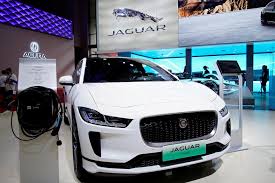 Merek mobil mewah asal Inggris Jaguar hanya akan menjual mobil listrik mulai tahun 2025. Foto: abc.net.au.