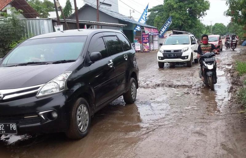 Titik kerusakan jalan Karangsinom-Gabuswetan  makin ramai dilalui kendaraan, khususnya mobil guna menghindari macet di jalan Pantura yang sedang diperbaiki. (Taryani)