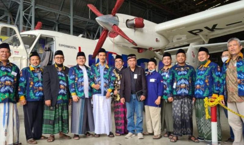 Kader Pendidikan Kader Penggerak Nahdlatul Ulama (PKPNU) berfoto bersama usai penandatanganan MoU pembelian lima pesawat N219 yang diproduksi oleh PT Dirgantara Indonesia (Persero), di Bandung, Jawa Barat, Rabu (10/11/2021). ANTARA/HO-Dukumen PKNU